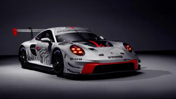 Silberner Porsche 997 GT3 Cup mit roten Akzenten und Rennsport-Grafiken, bereit für die nächste Herausforderung.
